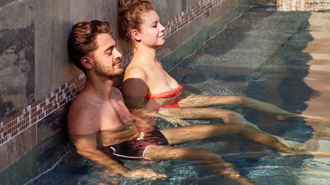 Man en vrouw in badkleding genieten van warm water